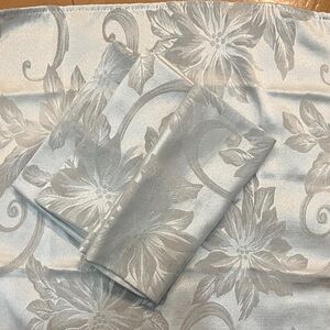 St. Nicholas Square Silver Sheen napkin set of 4